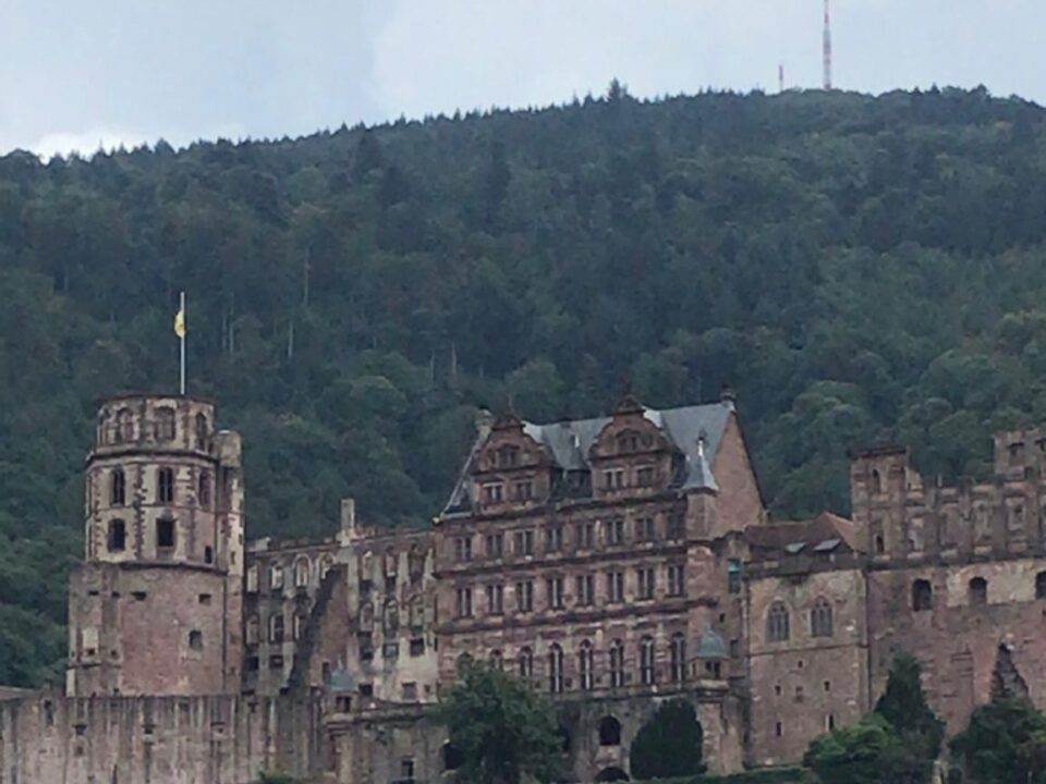 Romantischer Neckaruferspaziergang in Heidelberg Schloss